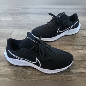 EXCELLENT COND. Nike Air Zoom Pegasus 38 Sz 9.5 Black White Flyknit $120 Retail
